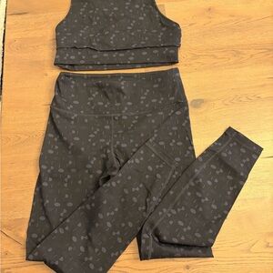 Vimmia Black and Gray Patterned Leggings and Sports Bra